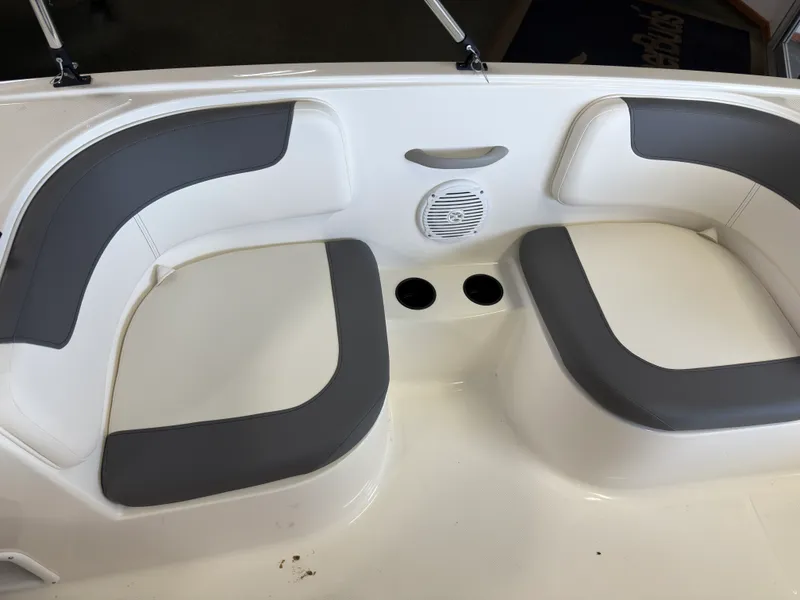 Slide: The Image of Bayliner E16LE 2026 - 15