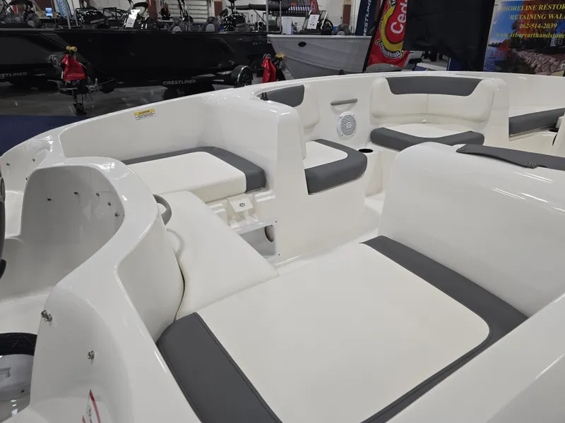 Slide: The Image of Bayliner E16LE 2026 - 22