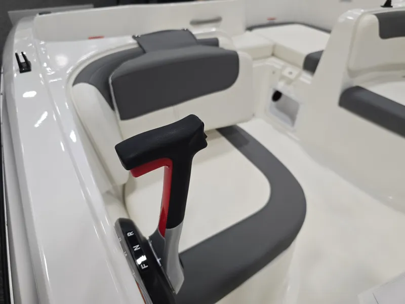 Slide: The Image of Bayliner E16LE 2026 - 30