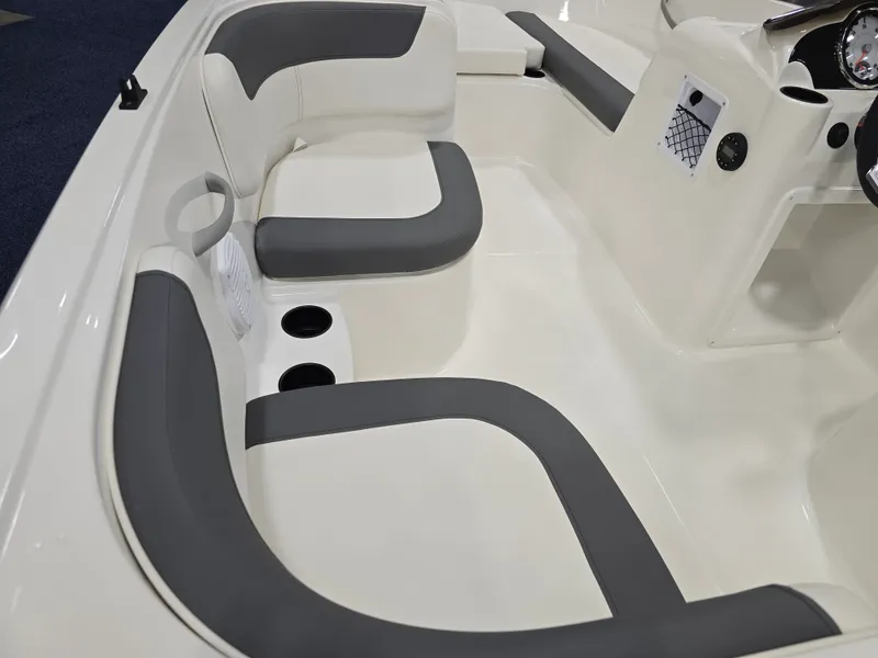 Slide: The Image of Bayliner E16LE 2026 - 32