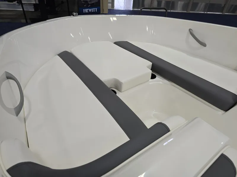 Slide: The Image of Bayliner E16LE 2026 - 35