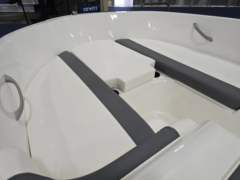 Slide: The Image of Bayliner E16LE 2026 - 36