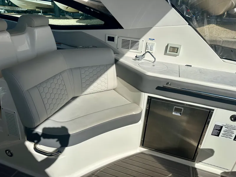 Slide: The Image of Sea Ray SUNDANCER 320 OB 2024 - 19