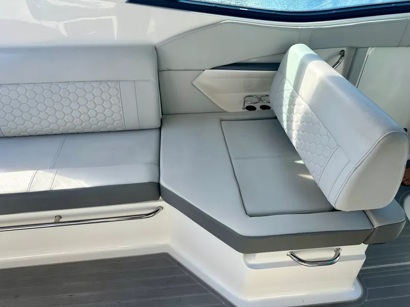 Slide: The Image of Sea Ray SUNDANCER 320 OB 2024 - 24
