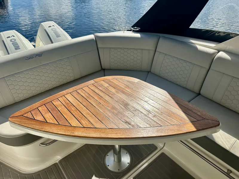 Slide: The Image of Sea Ray SUNDANCER 320 OB 2024 - 17