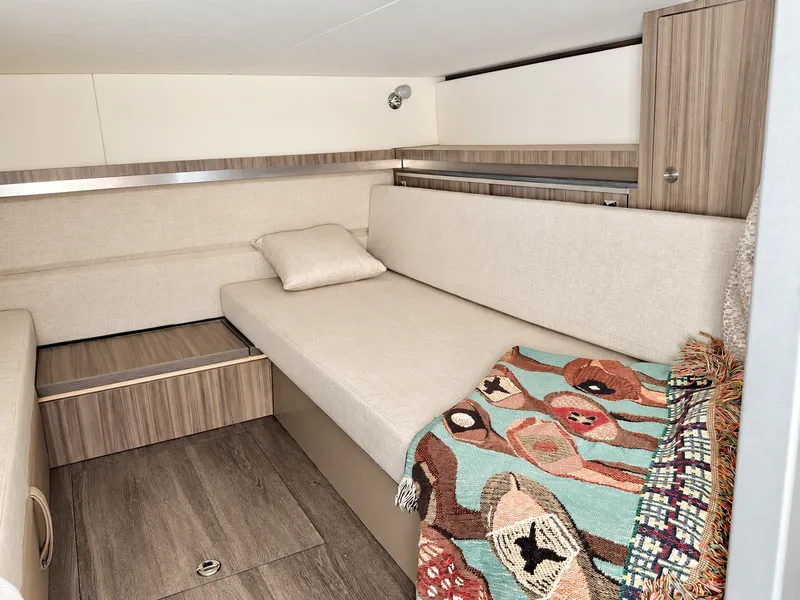 Slide: The Image of Sea Ray SUNDANCER 320 OB 2024 - 44