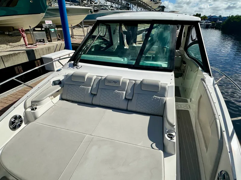 Slide: The Image of Sea Ray SUNDANCER 320 OB 2024 - 34