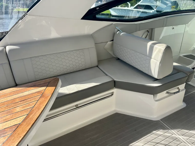 Slide: The Image of Sea Ray SUNDANCER 320 OB 2024 - 22