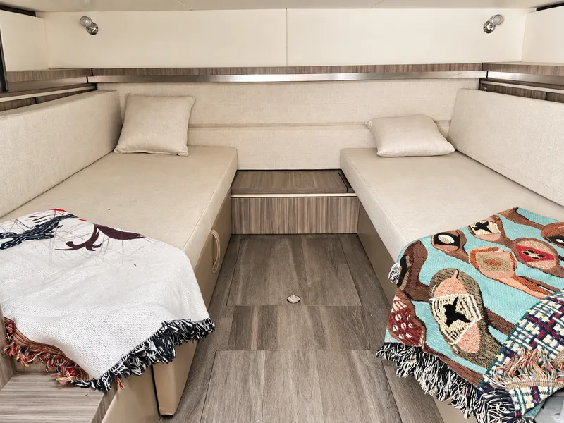 Slide: The Image of Sea Ray SUNDANCER 320 OB 2024 - 43