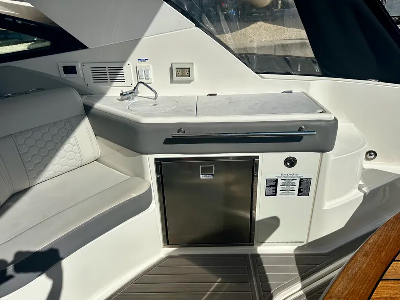 Slide: The Image of Sea Ray SUNDANCER 320 OB 2024 - 18