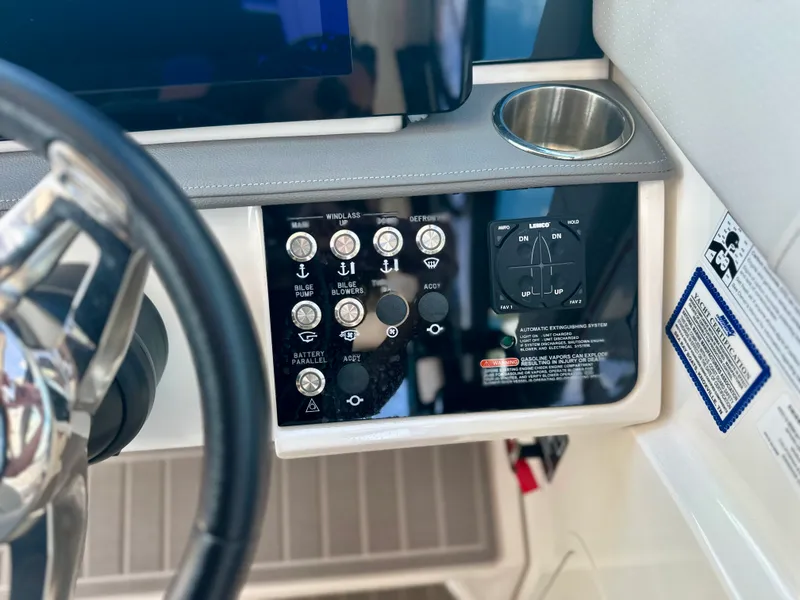 Slide: The Image of Sea Ray SUNDANCER 320 OB 2024 - 30