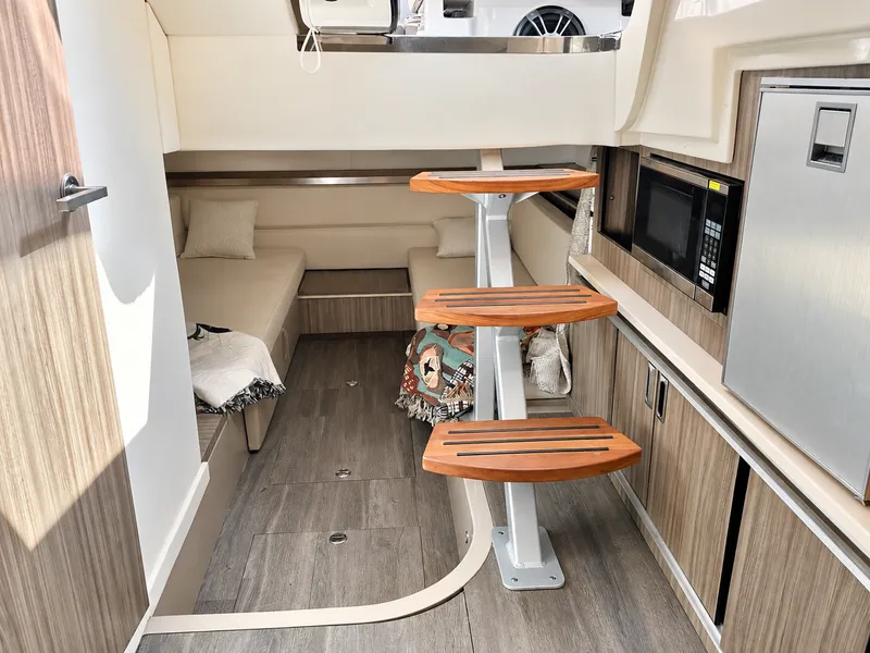 Slide: The Image of Sea Ray SUNDANCER 320 OB 2024 - 38