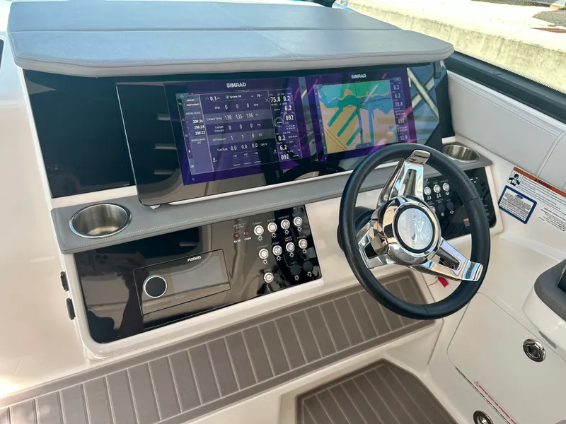Slide: The Image of Sea Ray SUNDANCER 320 OB 2024 - 27