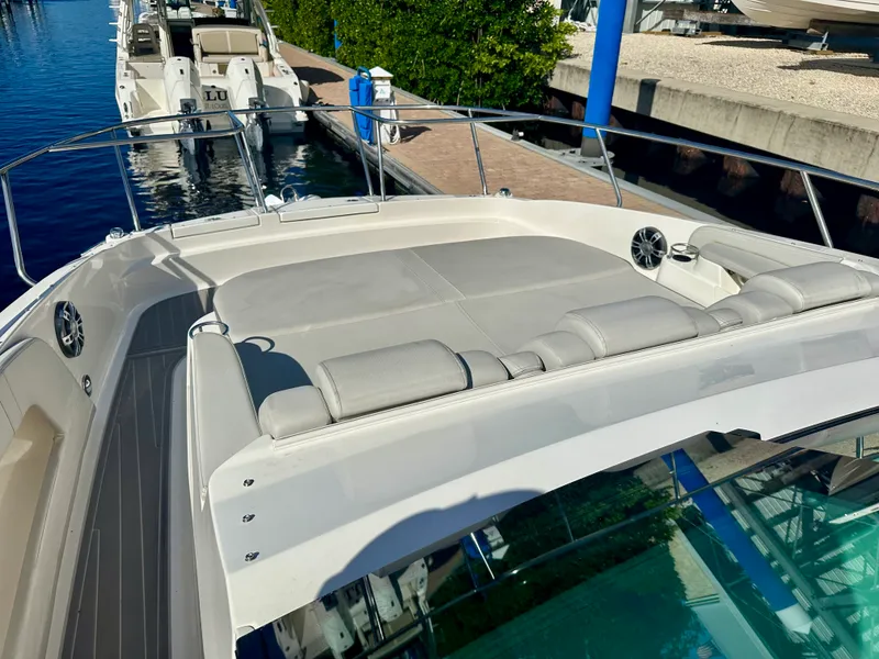 Slide: The Image of Sea Ray SUNDANCER 320 OB 2024 - 32