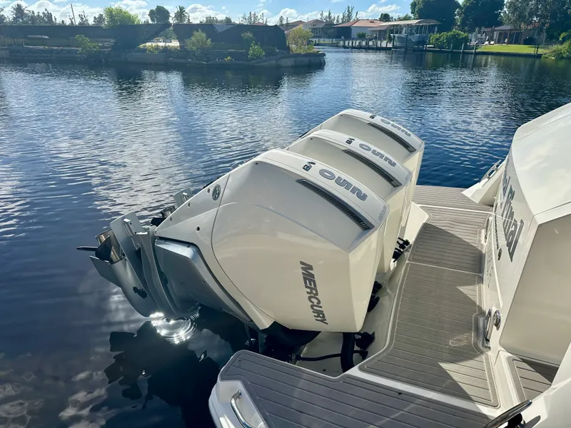 Slide: The Image of Sea Ray SUNDANCER 320 OB 2024 - 13