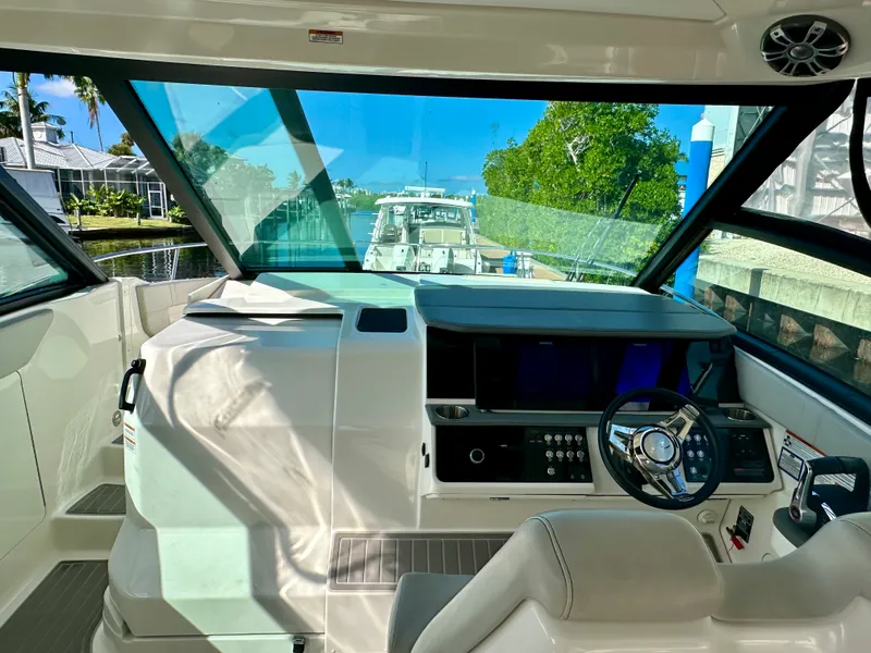 Slide: The Image of Sea Ray SUNDANCER 320 OB 2024 - 36