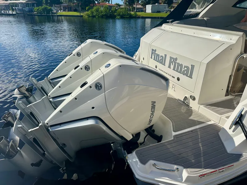 Slide: The Image of Sea Ray SUNDANCER 320 OB 2024 - 14