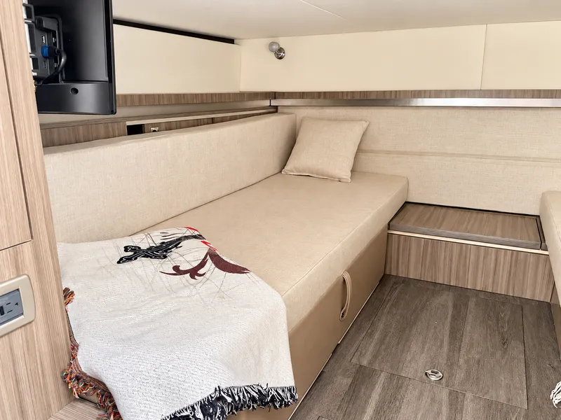Slide: The Image of Sea Ray SUNDANCER 320 OB 2024 - 45