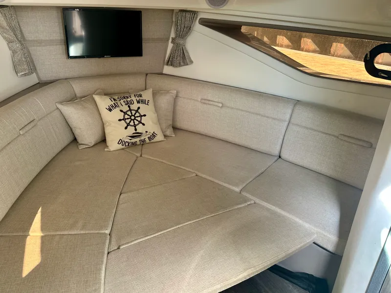 Slide: The Image of Sea Ray SUNDANCER 320 OB 2024 - 41