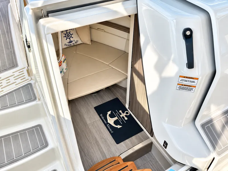 Slide: The Image of Sea Ray SUNDANCER 320 OB 2024 - 37