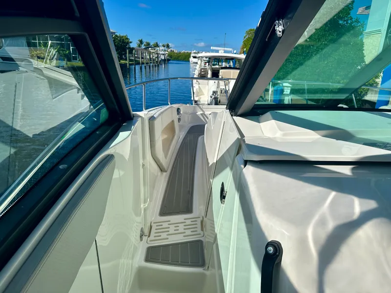 Slide: The Image of Sea Ray SUNDANCER 320 OB 2024 - 31