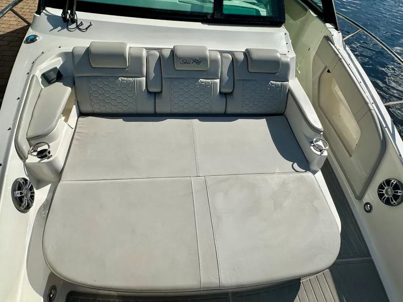 Slide: The Image of Sea Ray SUNDANCER 320 OB 2024 - 33
