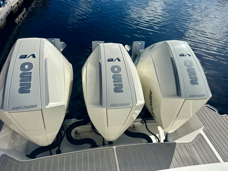Slide: The Image of Sea Ray SUNDANCER 320 OB 2024 - 15