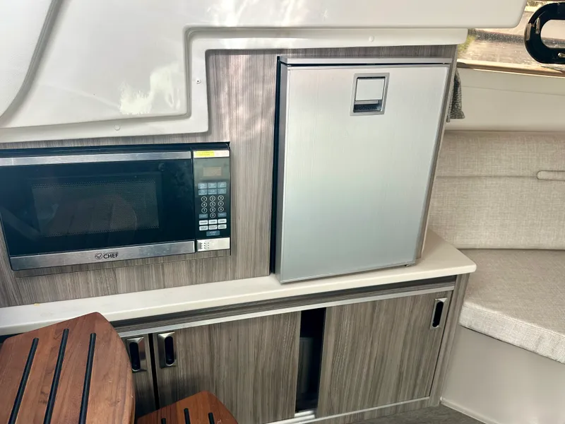 Slide: The Image of Sea Ray SUNDANCER 320 OB 2024 - 39