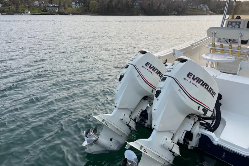 Slide: The Image of Seaswirl 2601 Center Console O/B 2008 - 2
