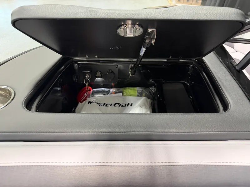 Slide: The Image of Mastercraft PROSTAR 2027 - 17
