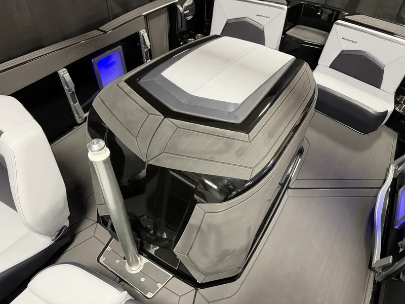 Slide: The Image of Mastercraft PROSTAR 2027 - 10