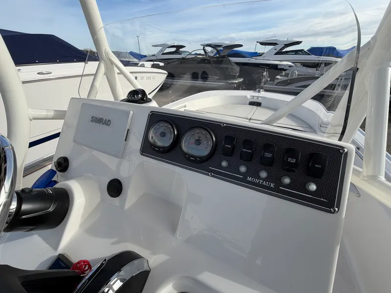 Slide: The Image of Boston Whaler 19 MTK 2026 - 16