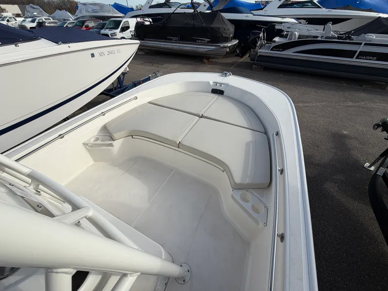 Slide: The Image of Boston Whaler 19 MTK 2026 - 18