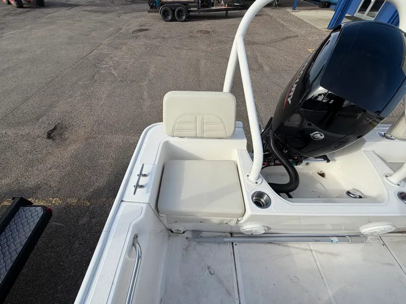 Slide: The Image of Boston Whaler 19 MTK 2026 - 8
