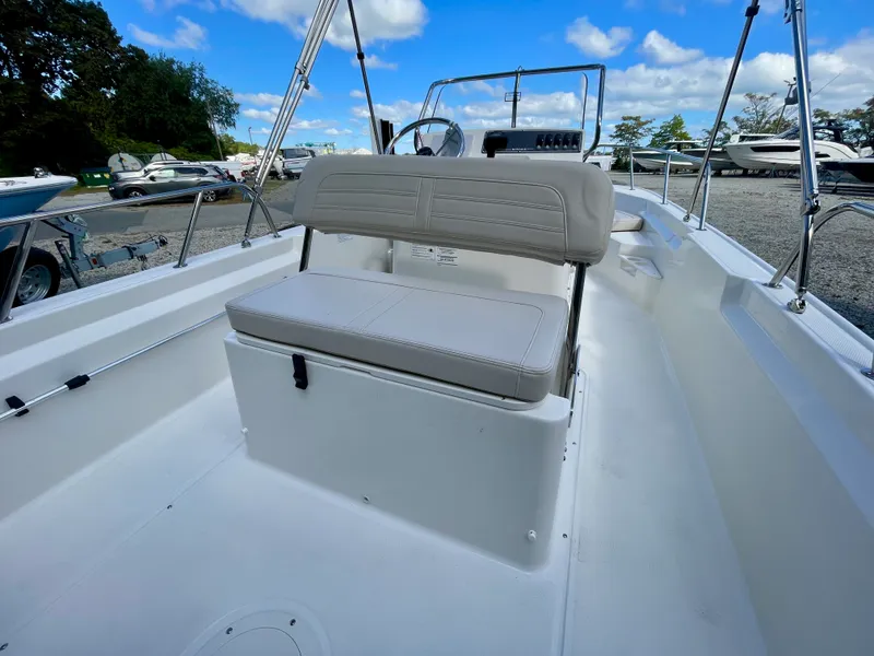 Slide: The Image of Boston Whaler 170 Montauk 2026 - 5