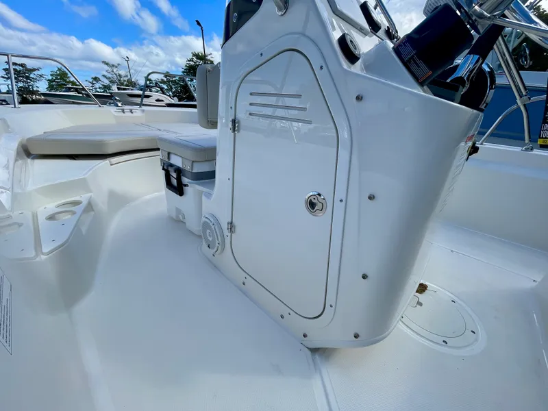 Slide: The Image of Boston Whaler 170 Montauk 2026 - 9