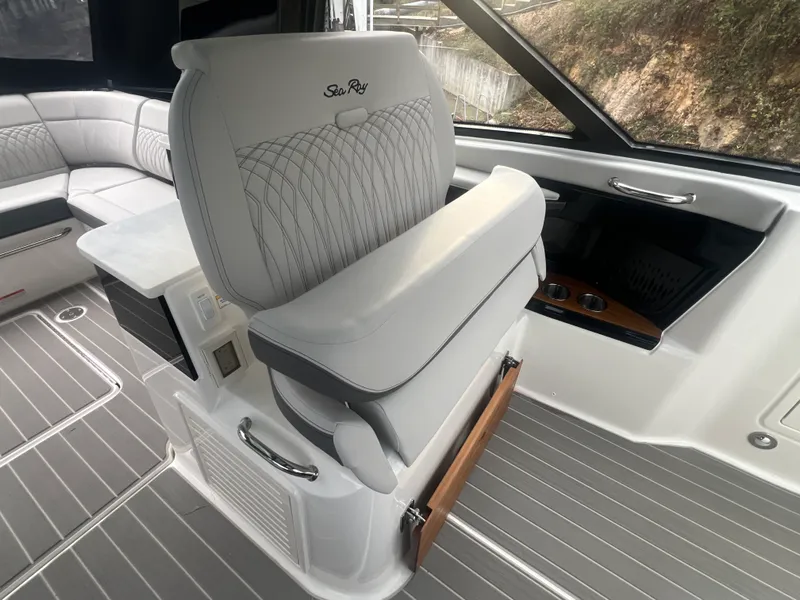 Slide: The Image of Sea Ray Sundancer 370 2026 - 13