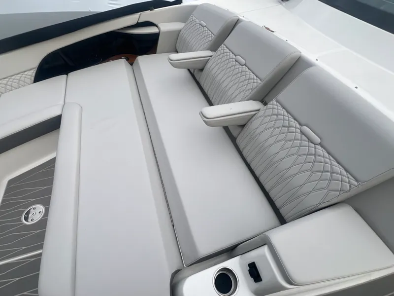 Slide: The Image of Sea Ray Sundancer 370 2026 - 19