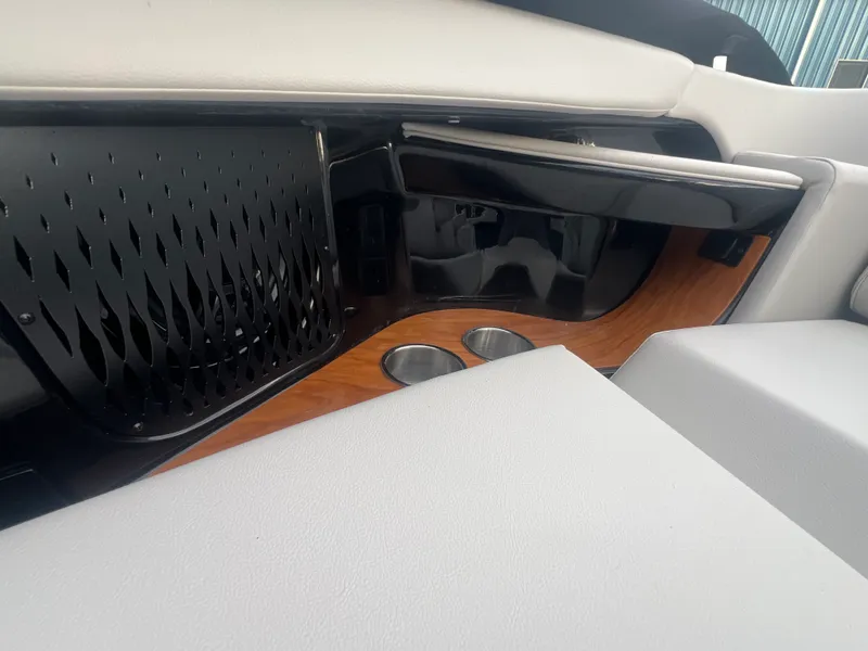 Slide: The Image of Sea Ray Sundancer 370 2026 - 21