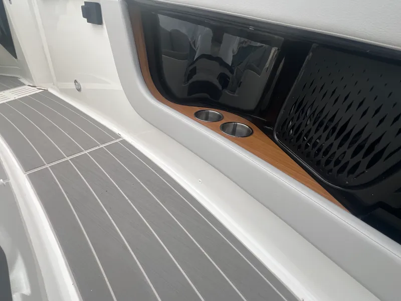 Slide: The Image of Sea Ray Sundancer 370 2026 - 23