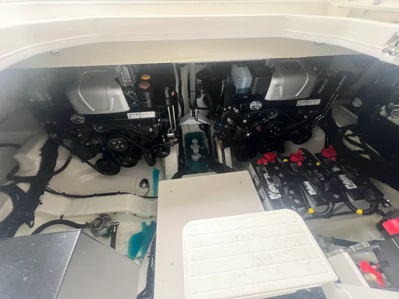 Slide: The Image of Sea Ray Sundancer 370 2026 - 26