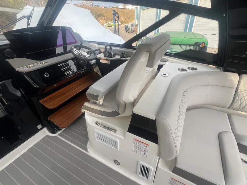 Slide: The Image of Sea Ray Sundancer 370 2026 - 5