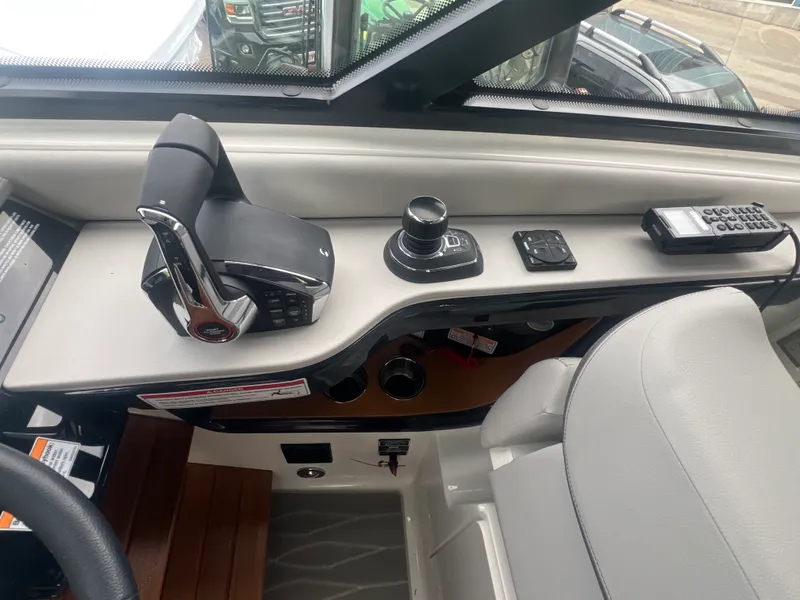 Slide: The Image of Sea Ray Sundancer 370 2026 - 7