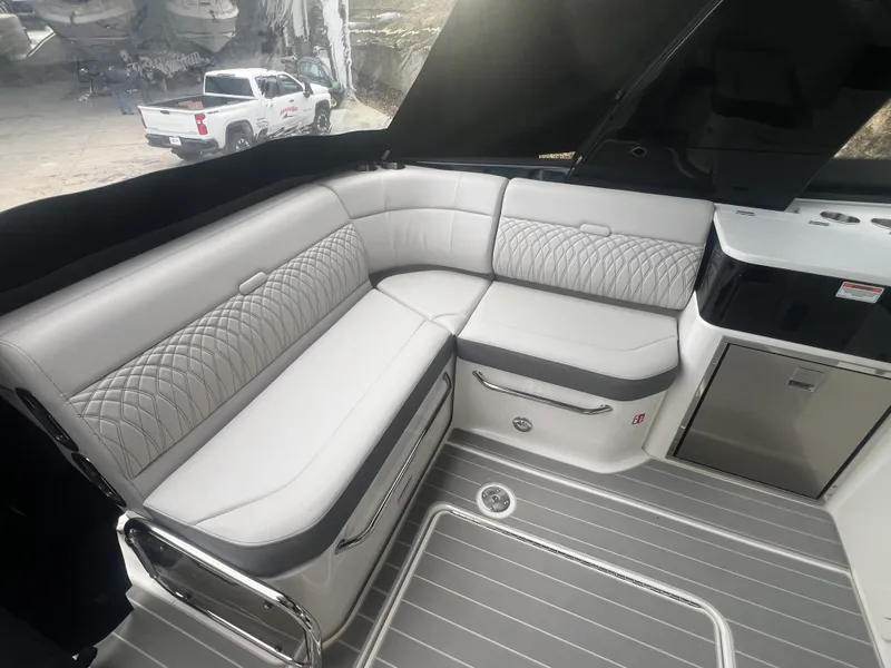 Slide: The Image of Sea Ray Sundancer 370 2026 - 8