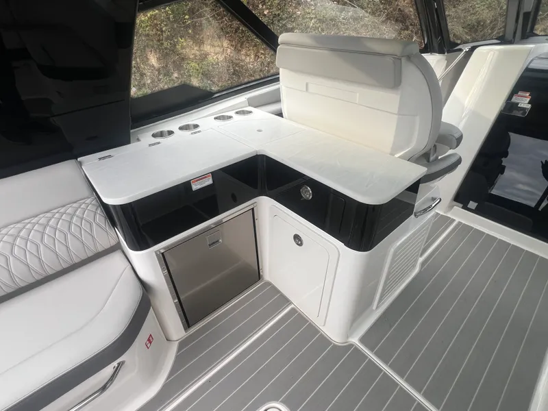 Slide: The Image of Sea Ray Sundancer 370 2026 - 9