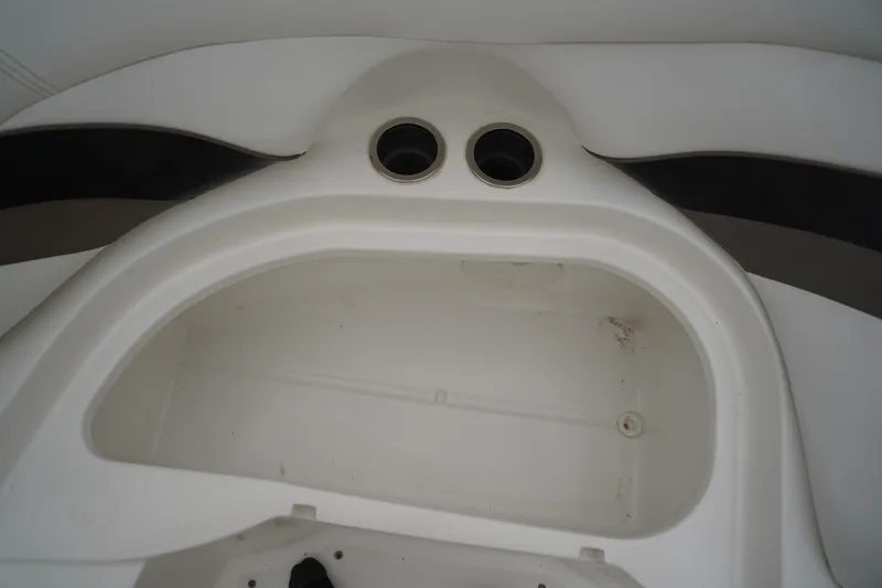 Slide: The Image of Hurricane 2200 Sundeck Sport 2013 - 27