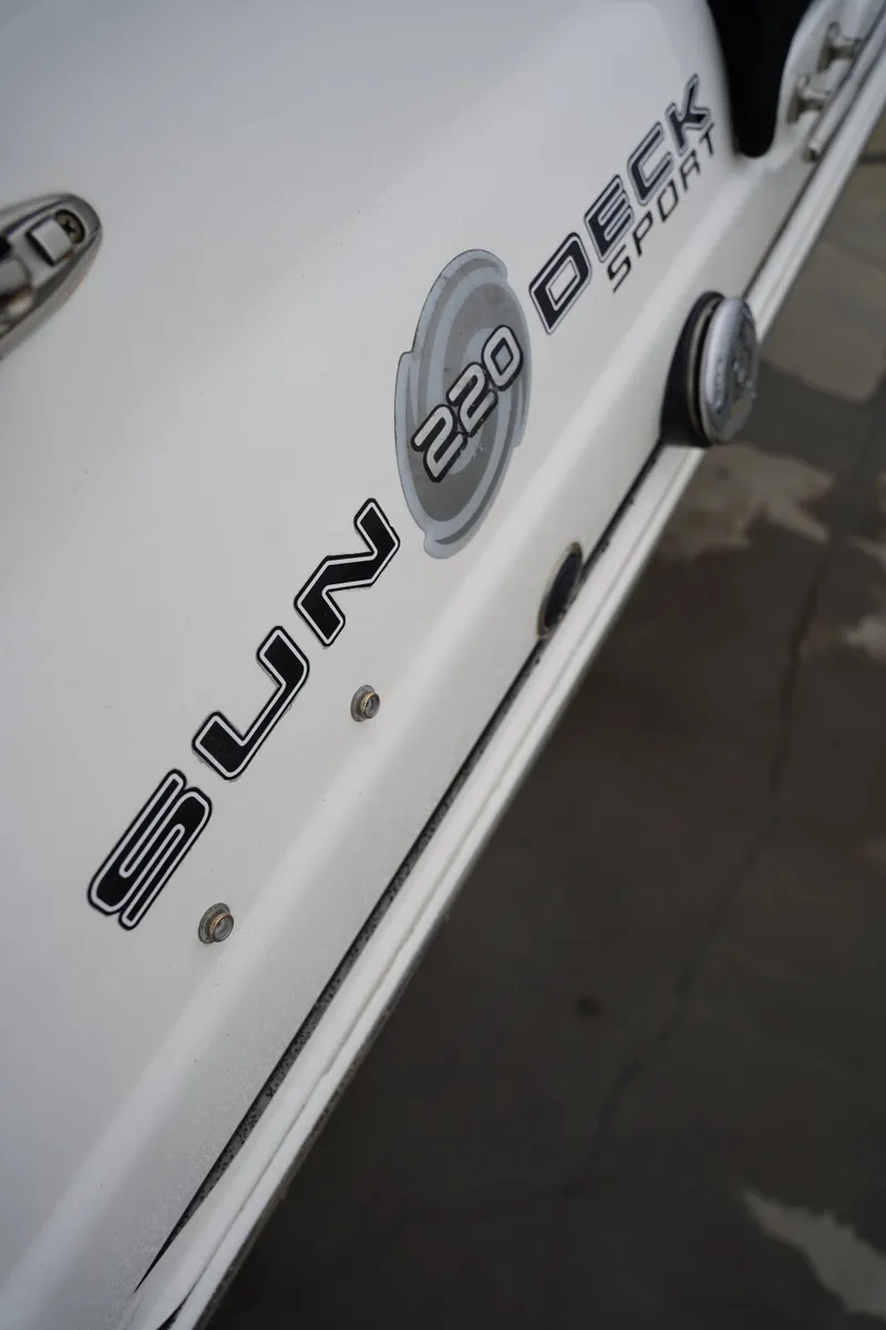 Slide: The Image of Hurricane 2200 Sundeck Sport 2013 - 34