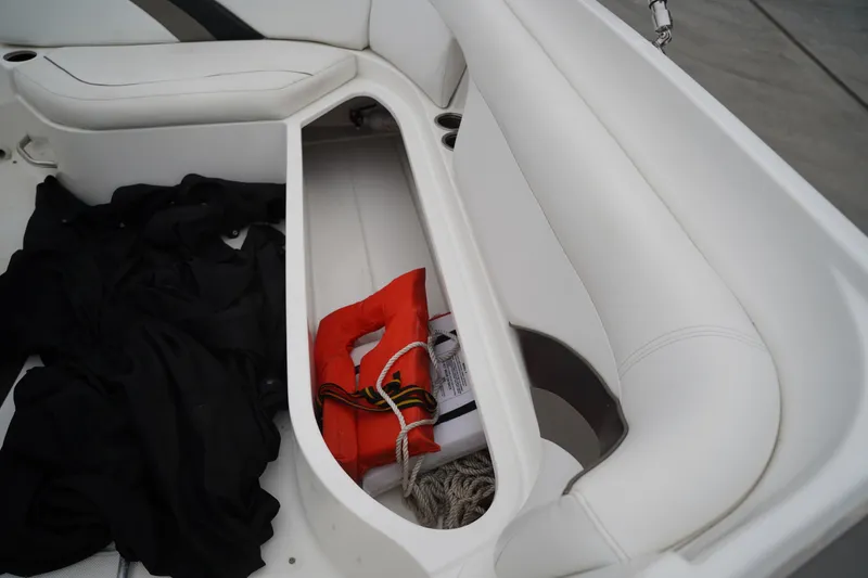 Slide: The Image of Hurricane 2200 Sundeck Sport 2013 - 31