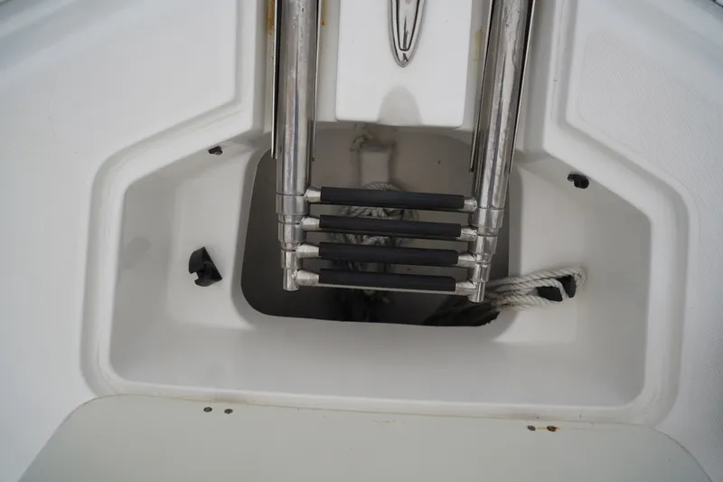Slide: The Image of Hurricane 2200 Sundeck Sport 2013 - 28