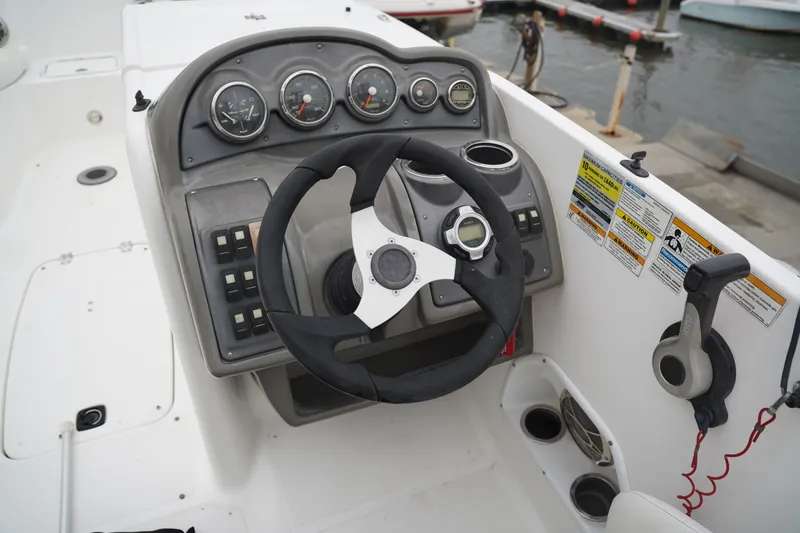 Slide: The Image of Hurricane 2200 Sundeck Sport 2013 - 23